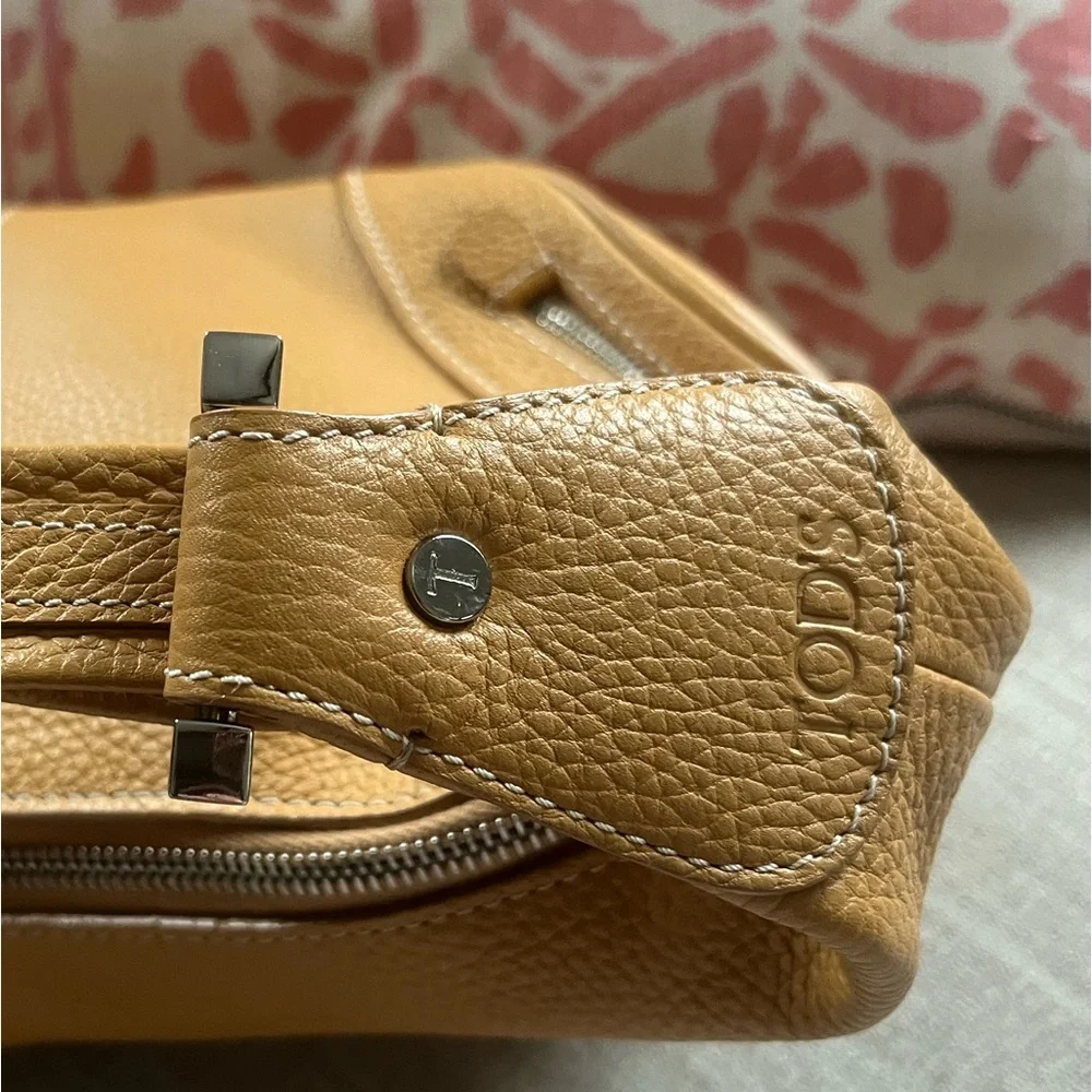 Tod’s Butterscotch Colored Pebbled Leather Hobo Bag. - Picture 7 of 16